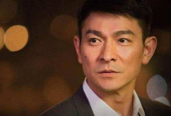 刘德华香港明星居住,香港影视巨星的家国情怀与生活点滴