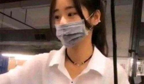 带口罩美女吃瓜,美女戴口罩吃瓜，镜头下的清新日常