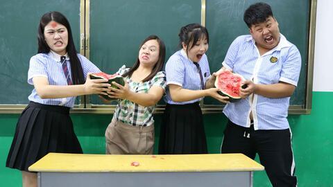 老师给同学吃瓜,老师与同学们共享欢乐时光