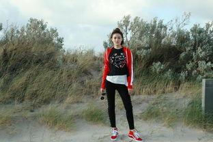 明星排队公开恋爱,明星公开排队恋爱，甜蜜瞬间引粉丝热议