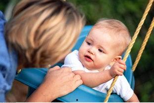 四个月婴儿抖音吃瓜,萌化网友心扉！