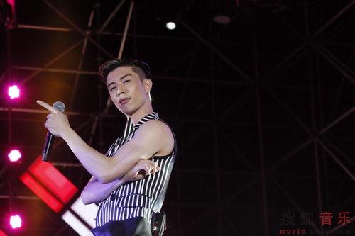 音乐节男明星服装,音乐节男明星的潮流穿搭解析