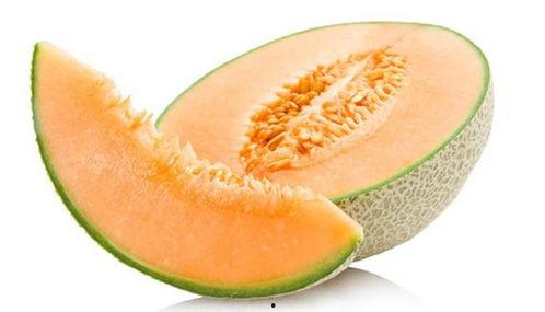 喂女友哈密瓜吃,喂女友品尝哈密瓜的浪漫瞬间