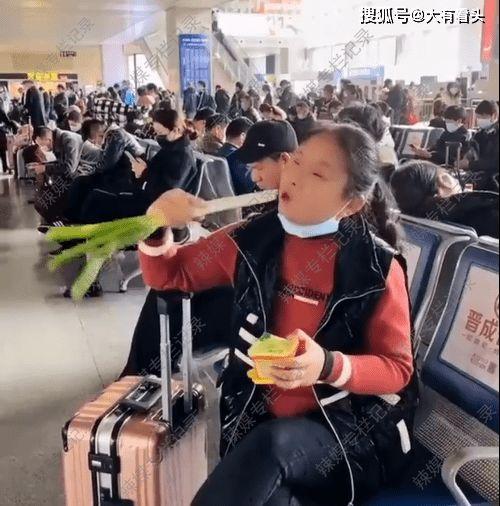 候车室吃瓜热闹,一幕现代都市生活缩影